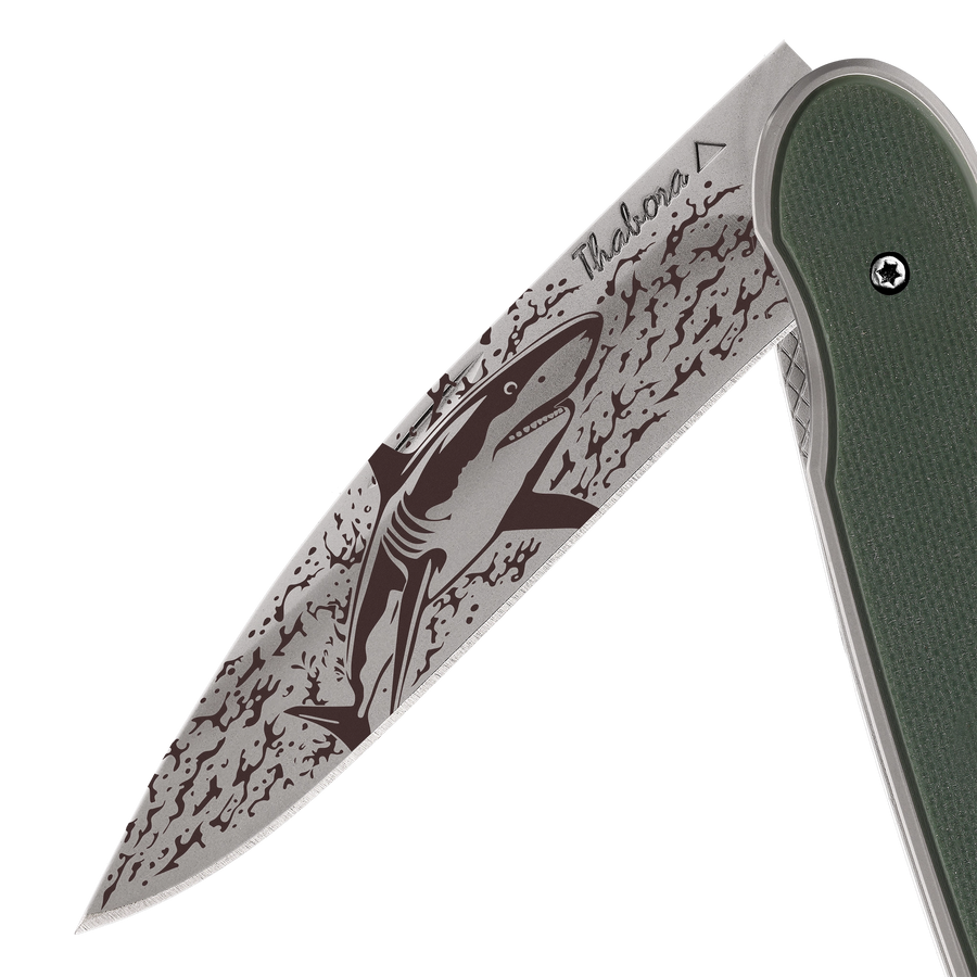 Couteau acier finition titane gris plaquette pleine résine g10 kaki motif «requin»