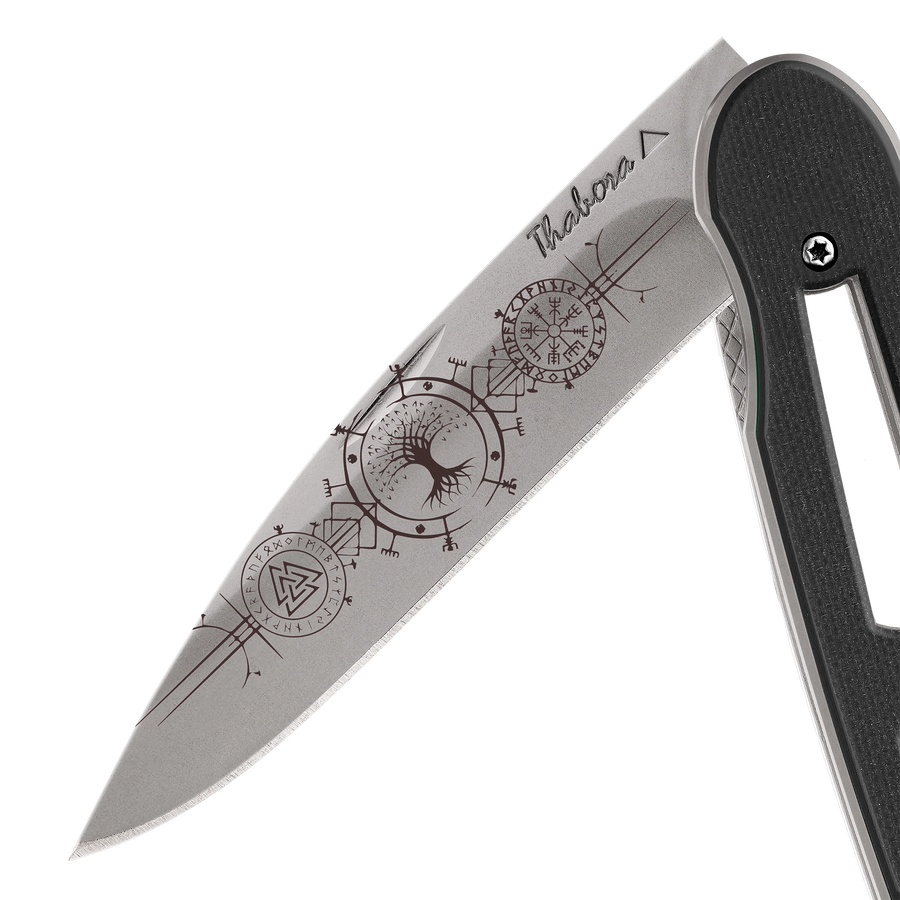 Couteau acier finition titane gris plaquette ajourée résine g10 noir motif «runes viking»