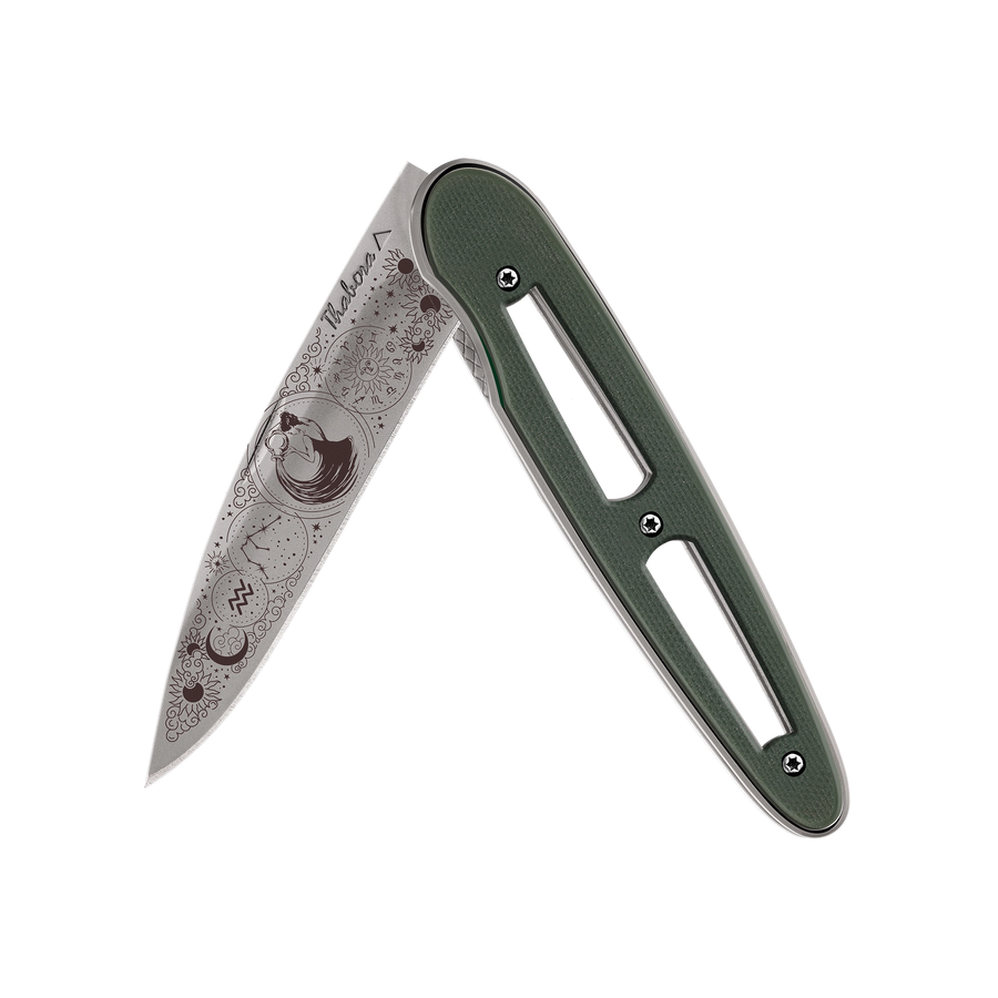 Couteau acier finition titane gris plaquette ajourée résine g10 kaki motif «zodiaque verseau»