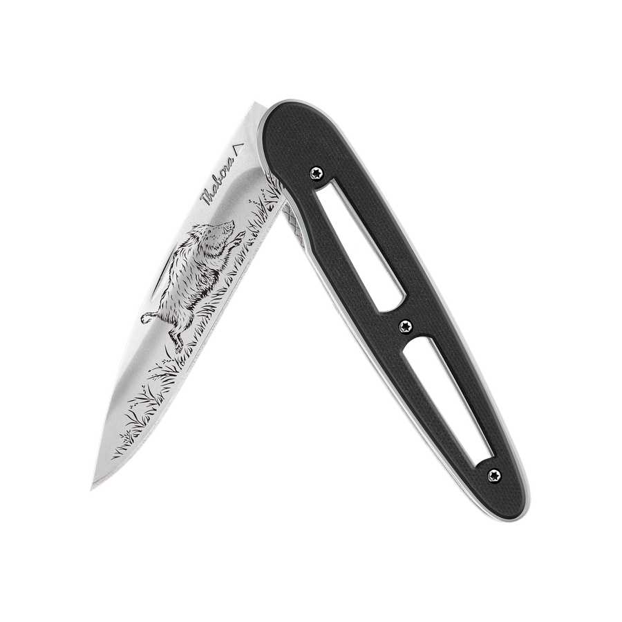 Couteau acier finition brillante plaquette ajourée résine g10 noir motif «sanglier»