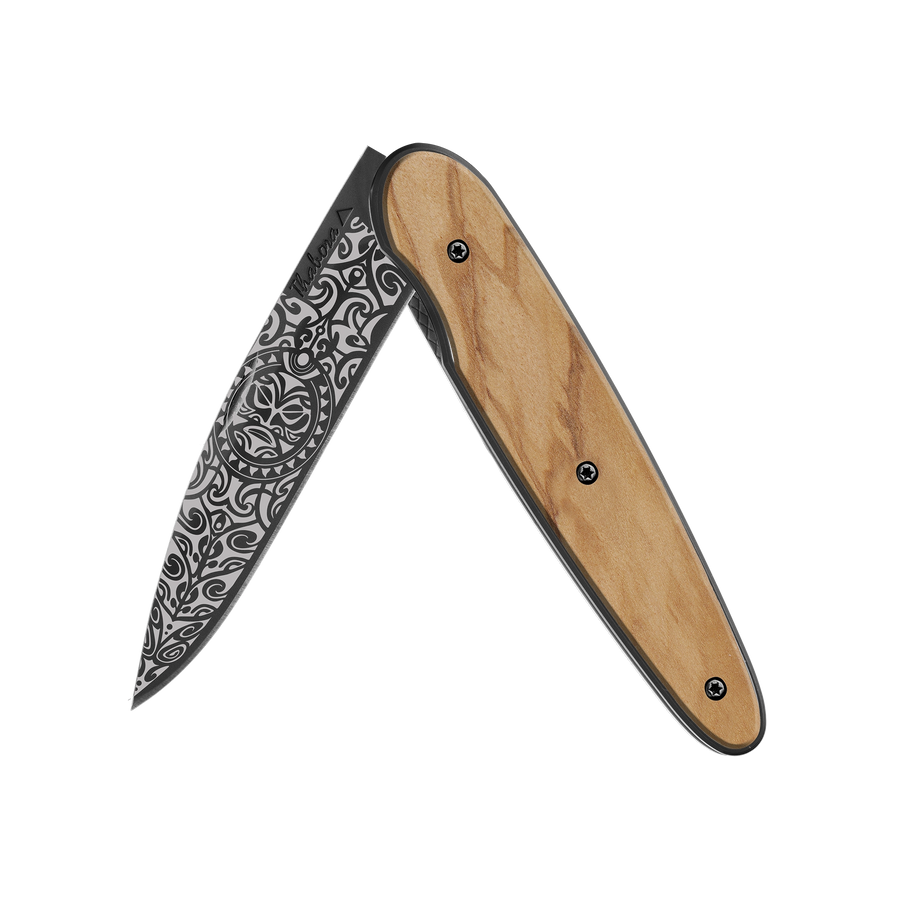 Couteau acier finition titane noir plaquette pleine bois clair motif «tiki»
