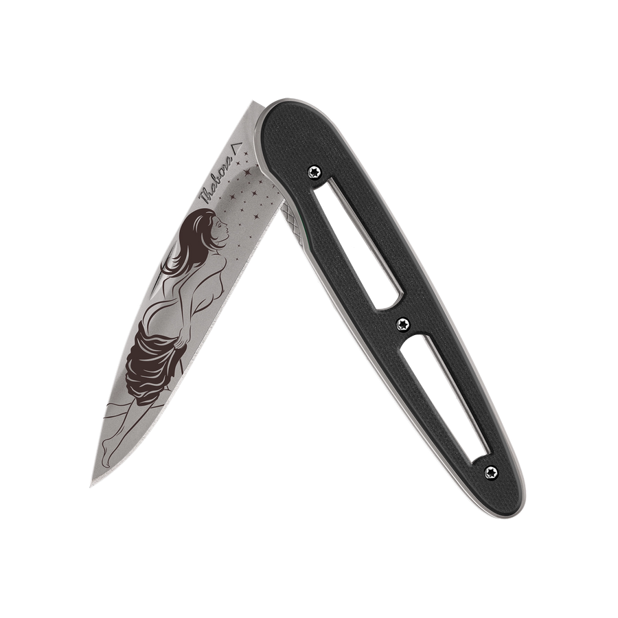 Couteau acier finition titane gris plaquette ajourée résine g10 noir motif «femme dénudée»