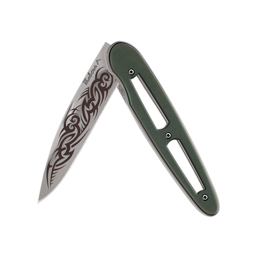 Couteau acier finition titane gris plaquette ajourée résine g10 kaki motif «tribal gothique»
