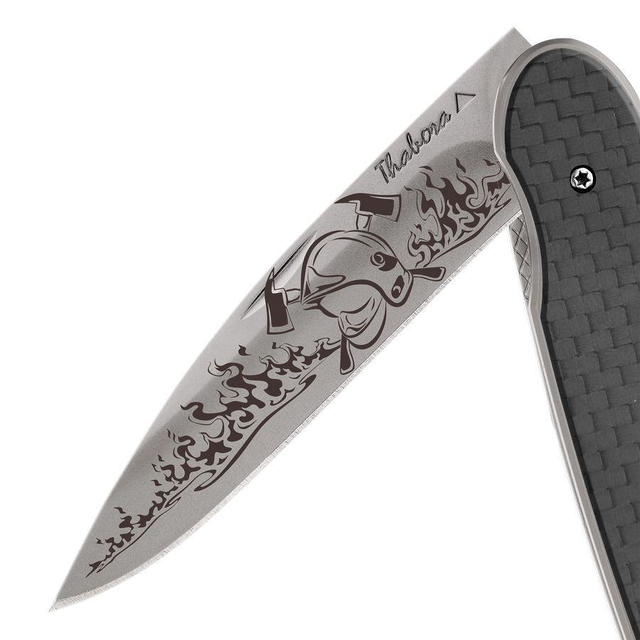 Couteau acier finition titane gris plaquette pleine carbone motif «pompier»