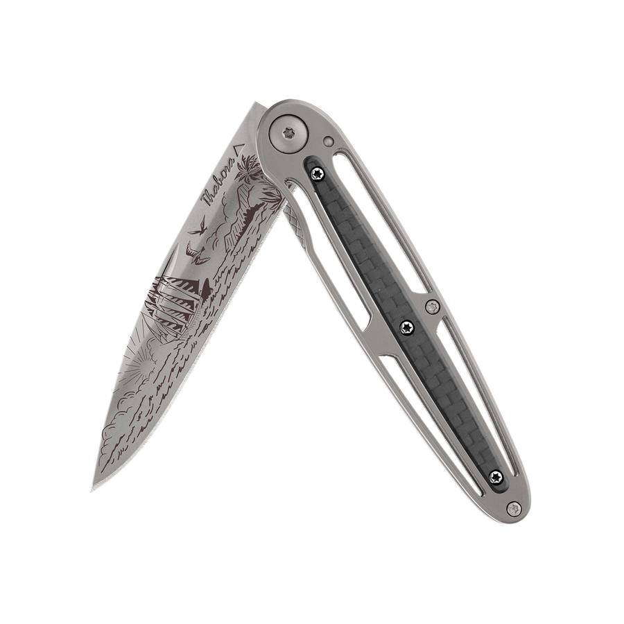 Couteau acier finition titane gris plaquette centrale carbone motif «voilier»