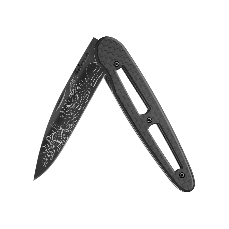 Couteau acier finition titane noir plaquette ajourée carbone motif «pêche rivière»