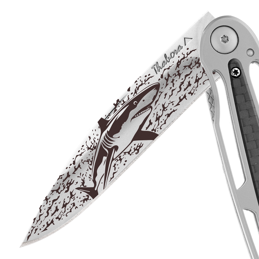 Couteau acier finition brillante plaquette centrale carbone motif «requin»