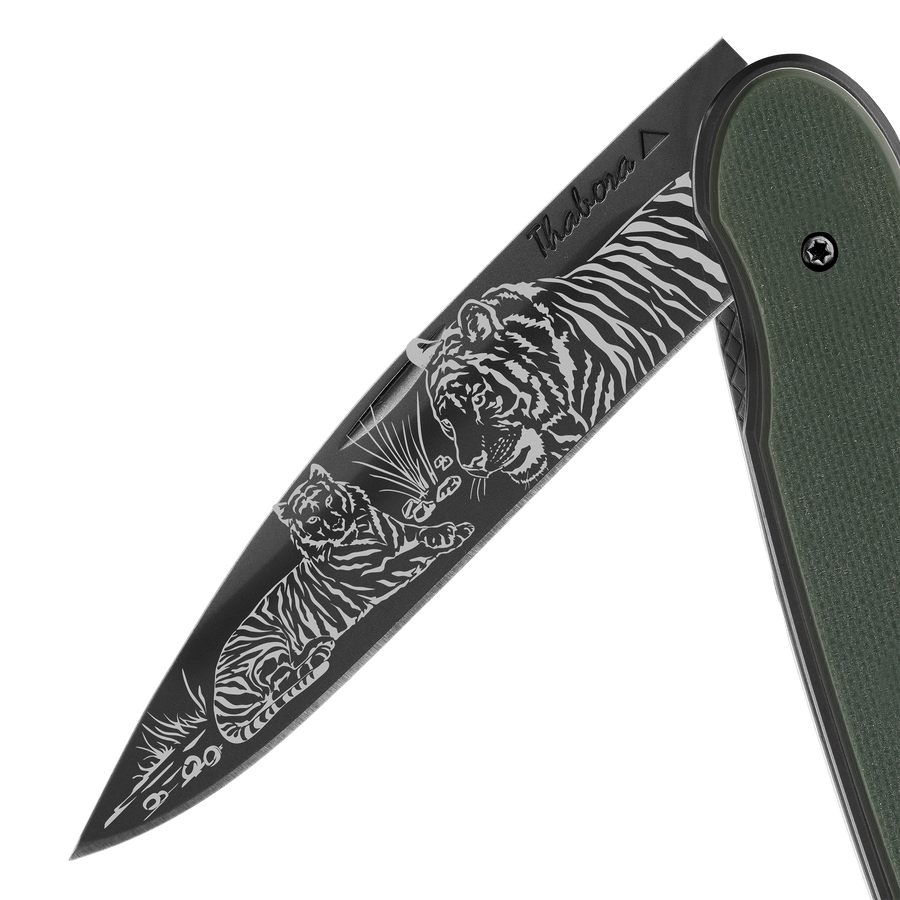 Couteau acier finition titane noir plaquette pleine résine g10 kaki motif «tigres»