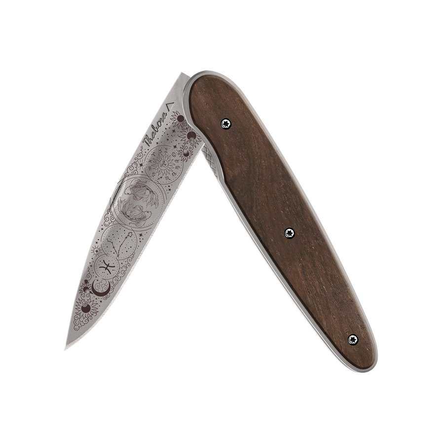 Couteau acier finition titane gris plaquette pleine bois foncé motif «zodiaque poissons»