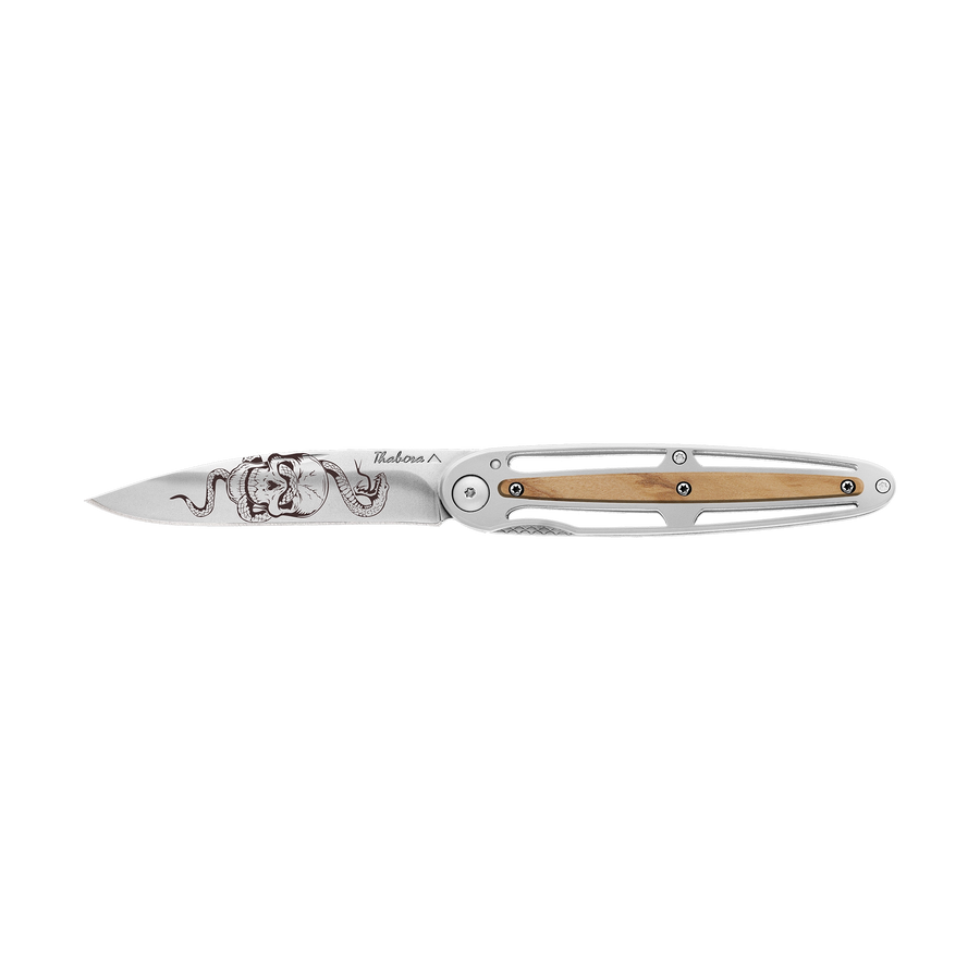 Couteau acier finition brillante plaquette centrale bois clair motif «tête de mort serpent»