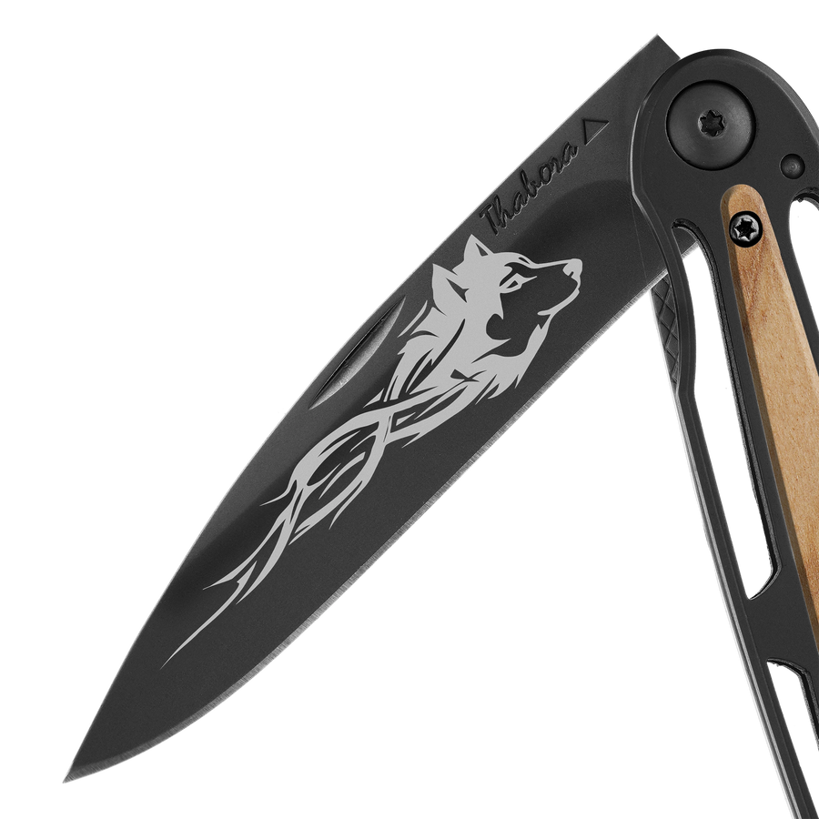 Couteau acier finition titane noir plaquette centrale bois clair motif «loup tribal»