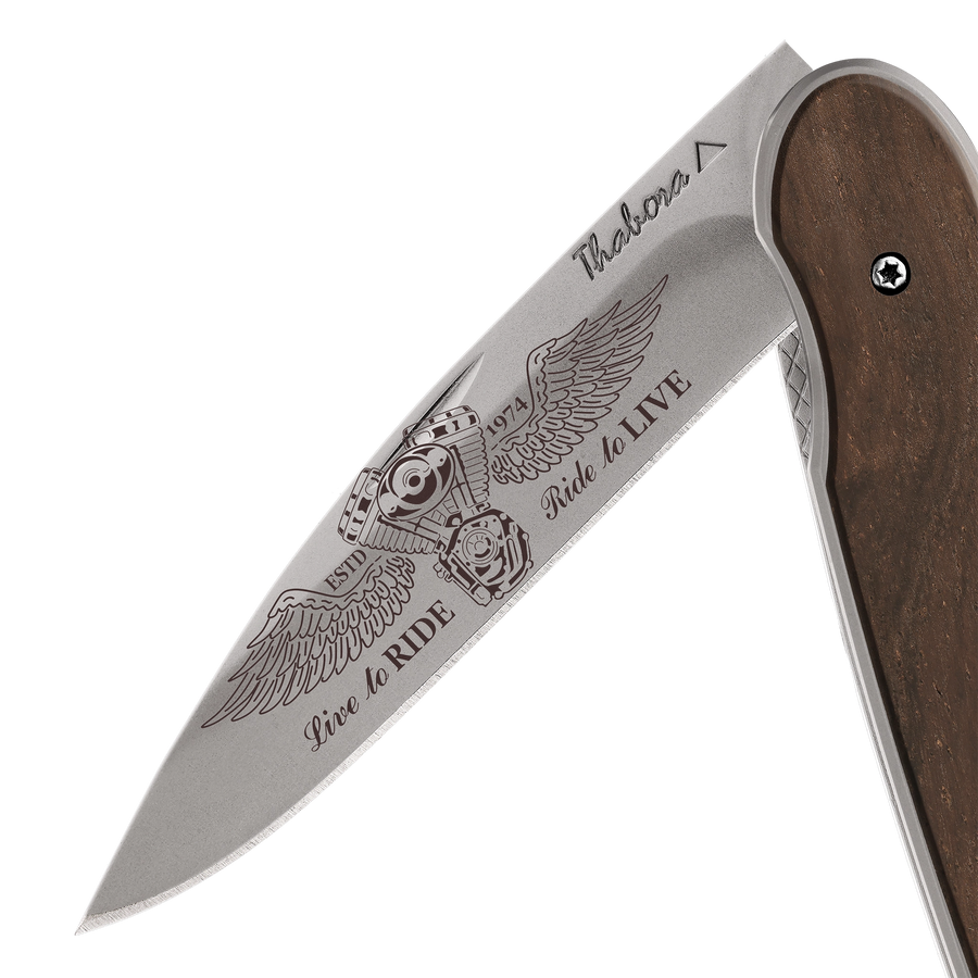 Couteau acier finition titane gris plaquette pleine bois foncé motif «biker ailes»
