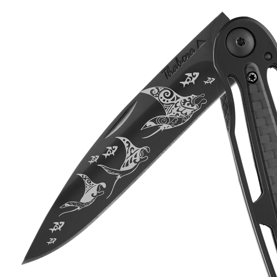 Couteau acier finition titane noir plaquette centrale carbone motif «raie manta»