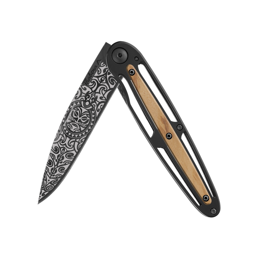 Couteau acier finition titane noir plaquette centrale bois clair motif «tiki»
