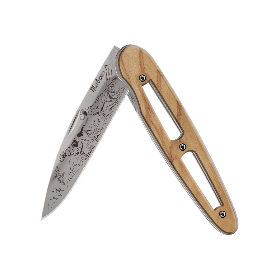 Couteau acier finition titane gris plaquette ajourée bois clair motif «chiens d'arrêt»