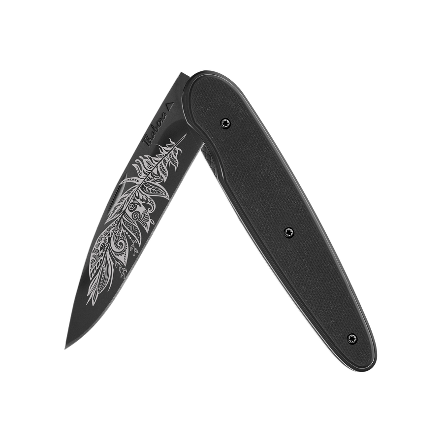 Couteau acier finition titane noir plaquette pleine résine g10 noir motif «plume polynesienne»