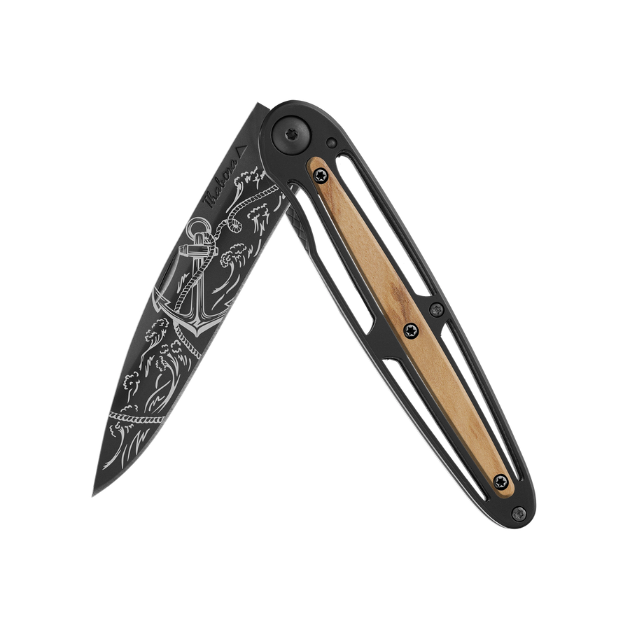 Couteau acier finition titane noir plaquette centrale bois clair motif «ancre»