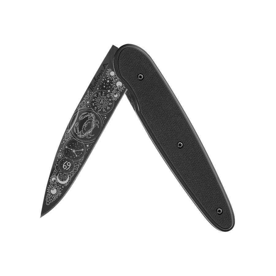 Couteau acier finition titane noir plaquette pleine résine g10 noir motif «zodiaque cancer»