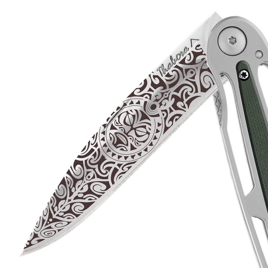 Couteau acier finition brillante plaquette centrale résine g10 kaki motif «tiki»