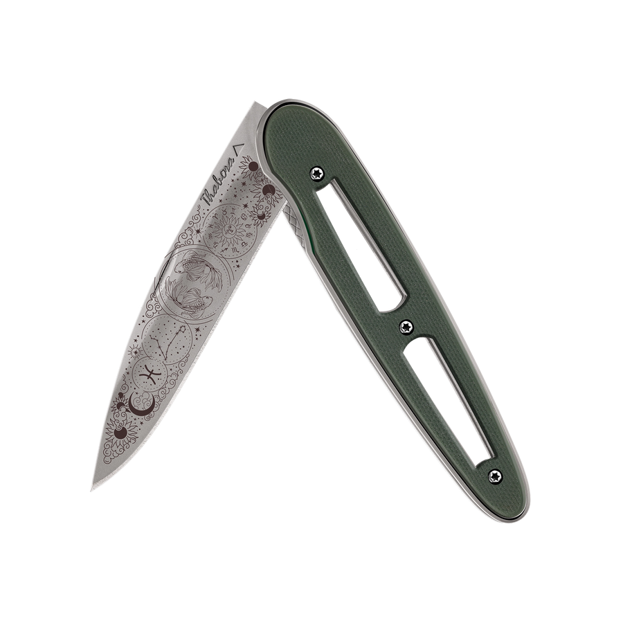 Couteau acier finition titane gris plaquette ajourée résine g10 kaki motif «zodiaque poissons»
