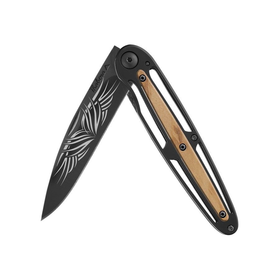 Couteau acier finition titane noir plaquette centrale bois clair motif «tribal»