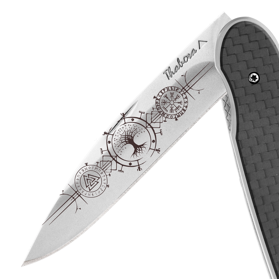 Couteau acier finition brillante plaquette pleine carbone motif «runes viking»