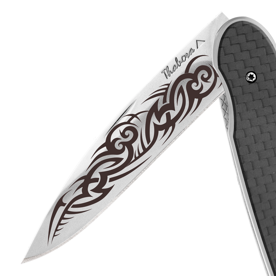 Couteau acier finition brillante plaquette pleine carbone motif «tribal gothique»