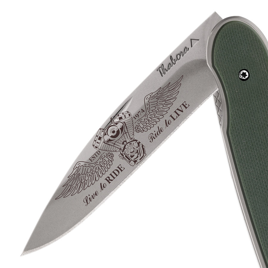 Couteau acier finition titane gris plaquette pleine résine g10 kaki motif «biker ailes»