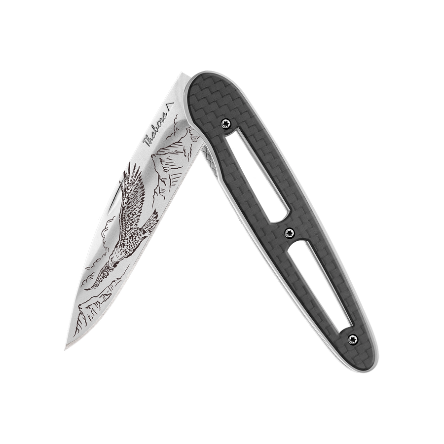 Couteau acier finition brillante plaquette ajourée carbone motif «aigle»