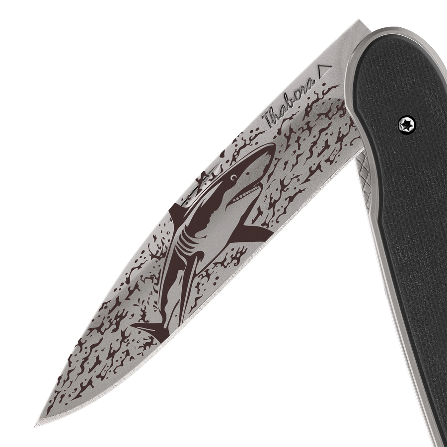 Couteau acier finition titane gris plaquette pleine résine g10 noir motif «requin»