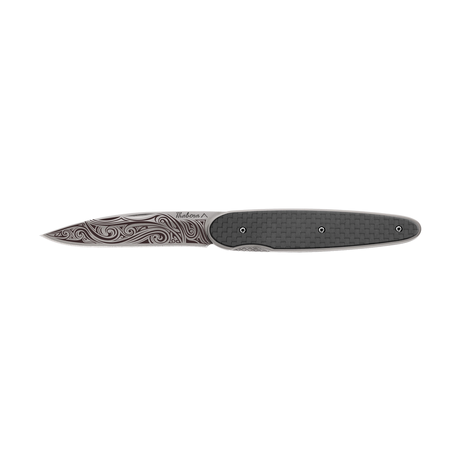 Couteau acier finition titane gris plaquette pleine carbone motif «volutes»