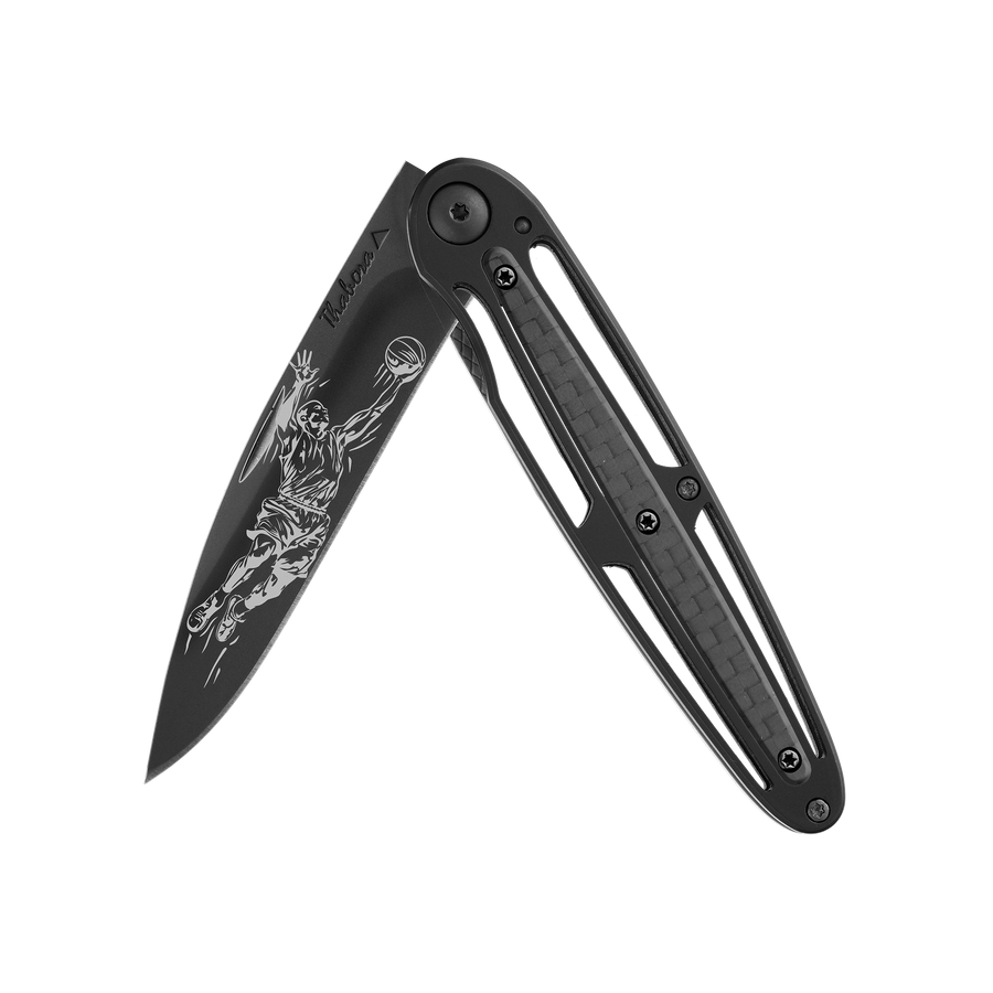 Couteau acier finition titane noir plaquette centrale carbone motif «basketteur»