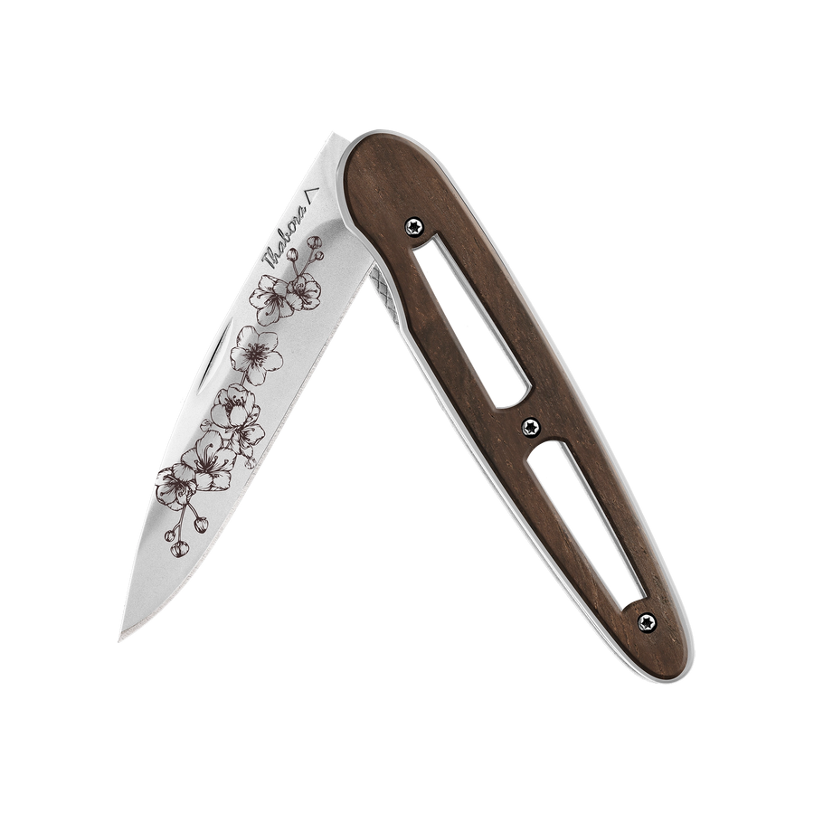 Couteau acier finition brillante plaquette ajourée bois foncé motif «arbre fleuri»