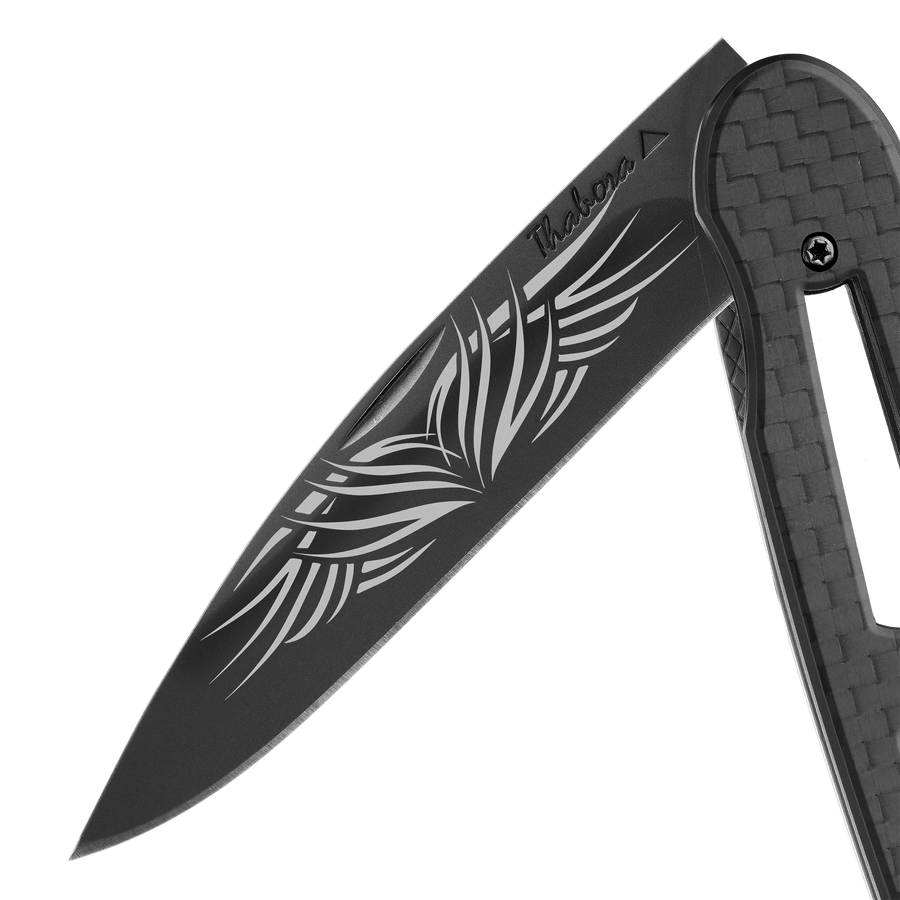 Couteau acier finition titane noir plaquette ajourée carbone motif «tribal»