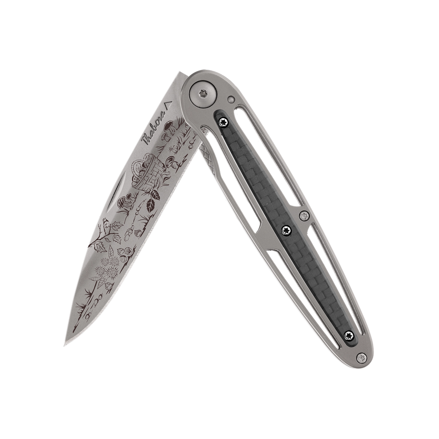Couteau acier finition titane gris plaquette centrale carbone motif «cueillette d'automne»