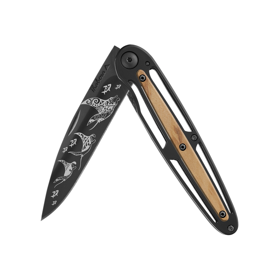 Couteau acier finition titane noir plaquette centrale bois clair motif «raie manta»