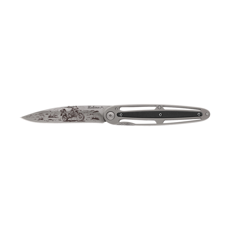 Couteau acier finition titane gris plaquette centrale résine g10 noir motif «trail»