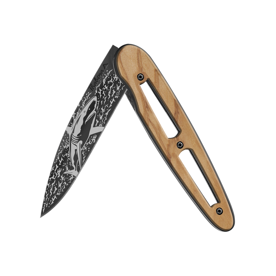 Couteau acier finition titane noir plaquette ajourée bois clair motif «requin»