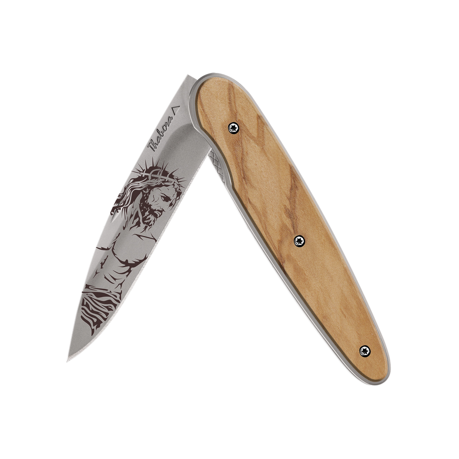 Couteau acier finition titane gris plaquette pleine bois clair motif «christ»
