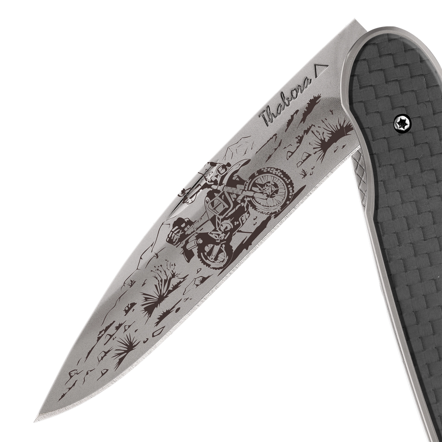 Couteau acier finition titane gris plaquette pleine carbone motif «trail»