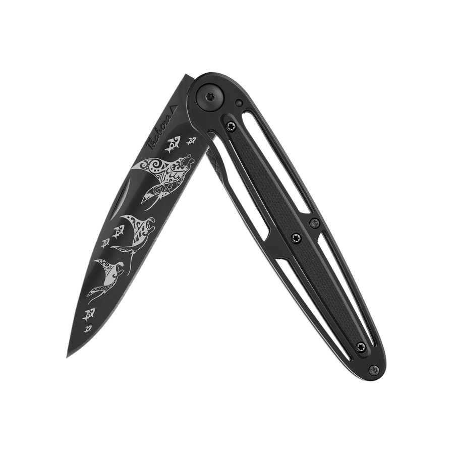 Couteau acier finition titane noir plaquette centrale résine g10 noir motif «raie manta»