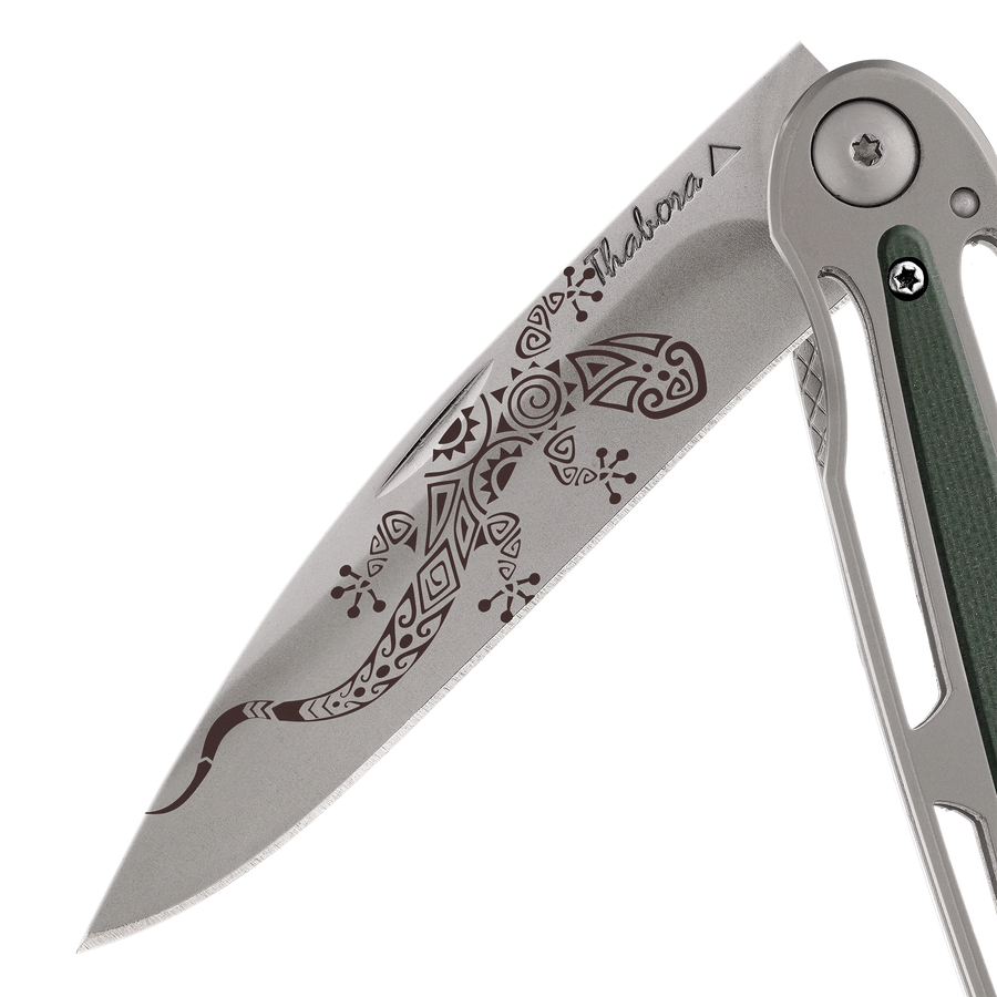 Couteau acier finition titane gris plaquette centrale résine g10 kaki motif «salamandre tribale»