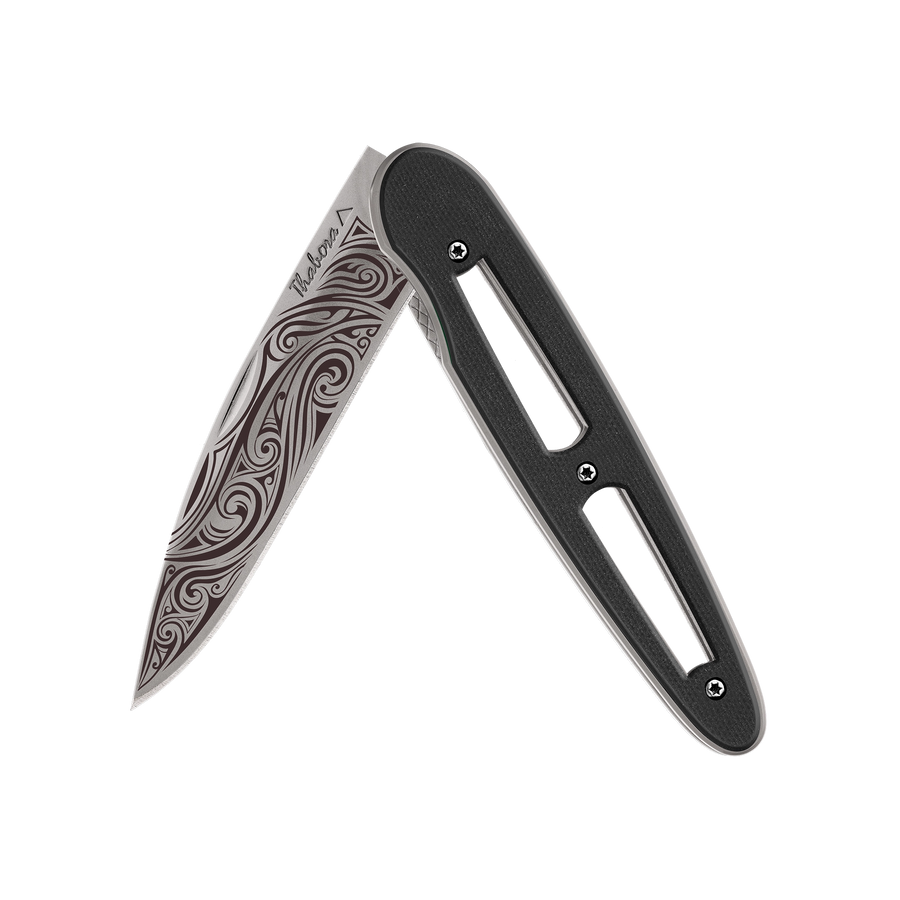 Couteau acier finition titane gris plaquette ajourée résine g10 noir motif «volutes»