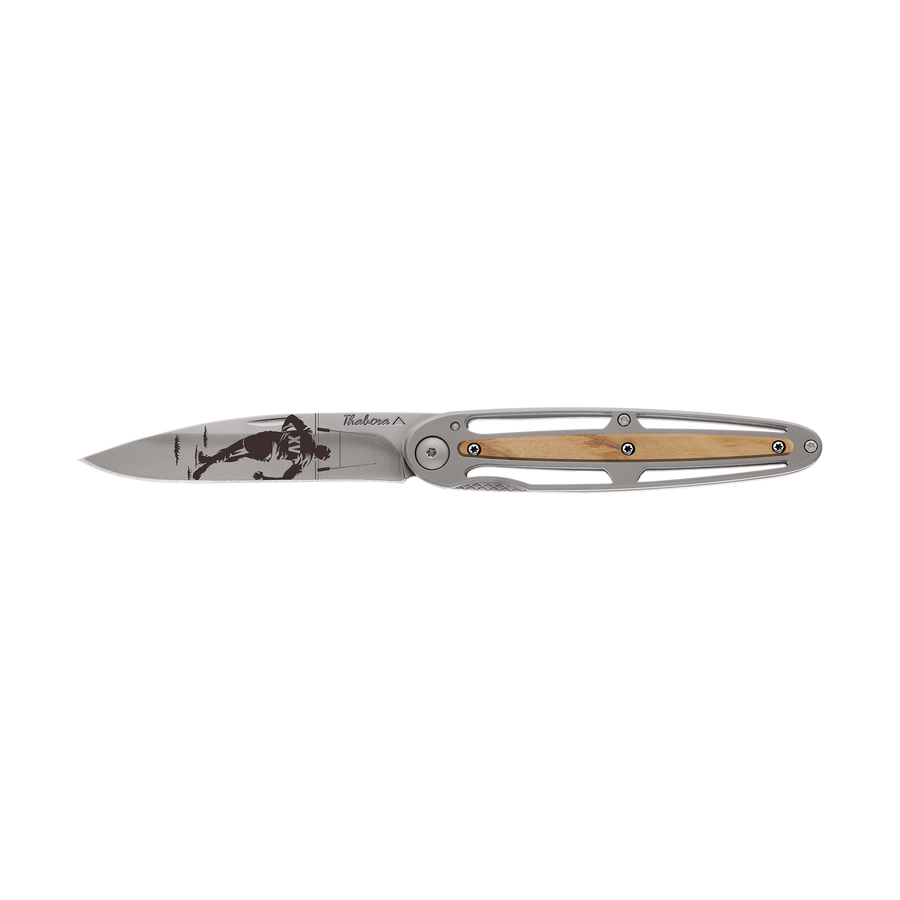 Couteau acier finition titane gris plaquette centrale bois clair motif «rugby»
