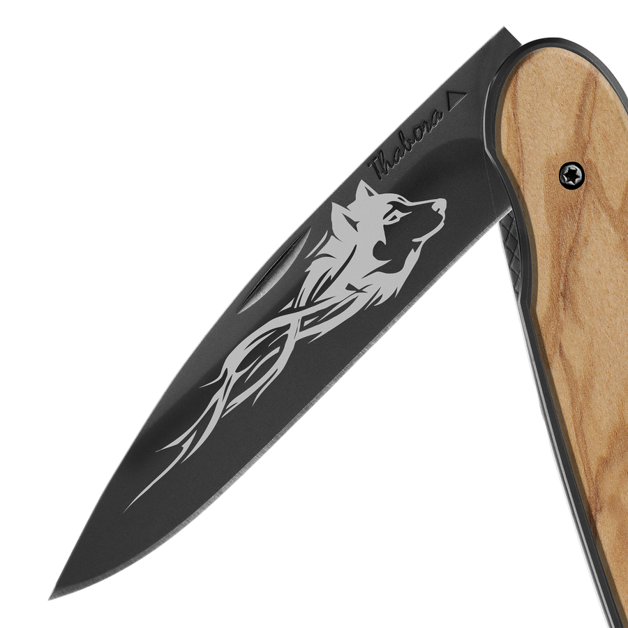 Couteau acier finition titane noir plaquette pleine bois clair motif «loup tribal»
