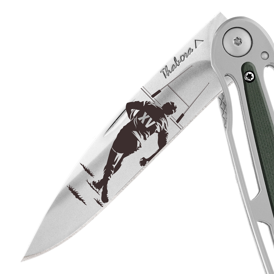 Couteau acier finition brillante plaquette centrale résine g10 kaki motif «rugby»