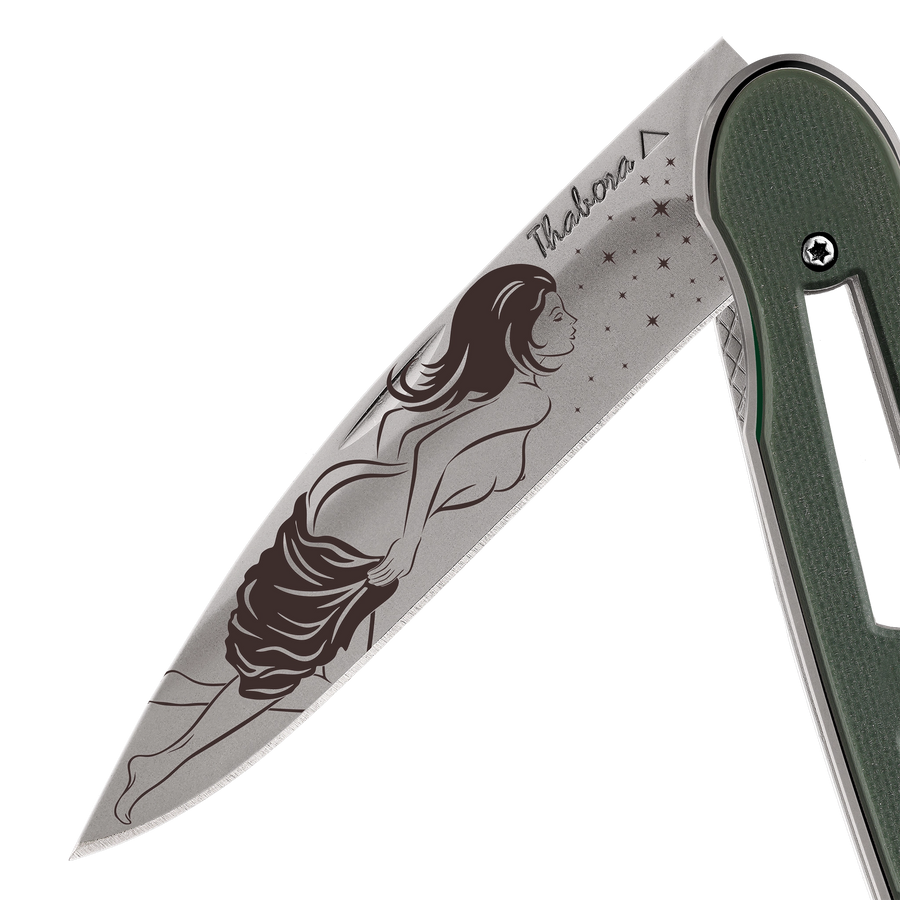 Couteau acier finition titane gris plaquette ajourée résine g10 kaki motif «femme dénudée»