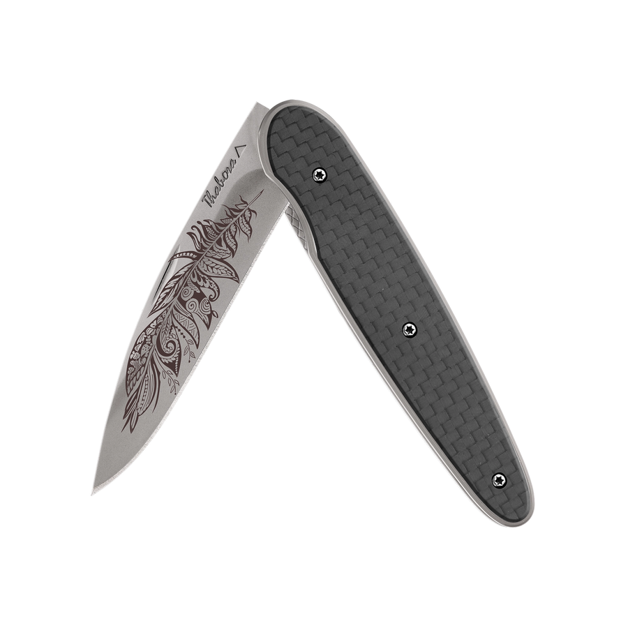 Couteau acier finition titane gris plaquette pleine carbone motif «plume polynesienne»
