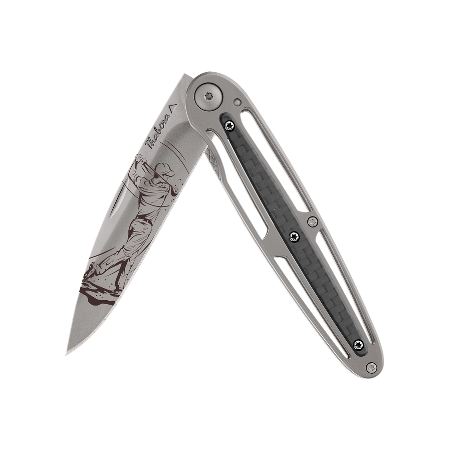 Couteau acier finition titane gris plaquette centrale carbone motif «golfeur»