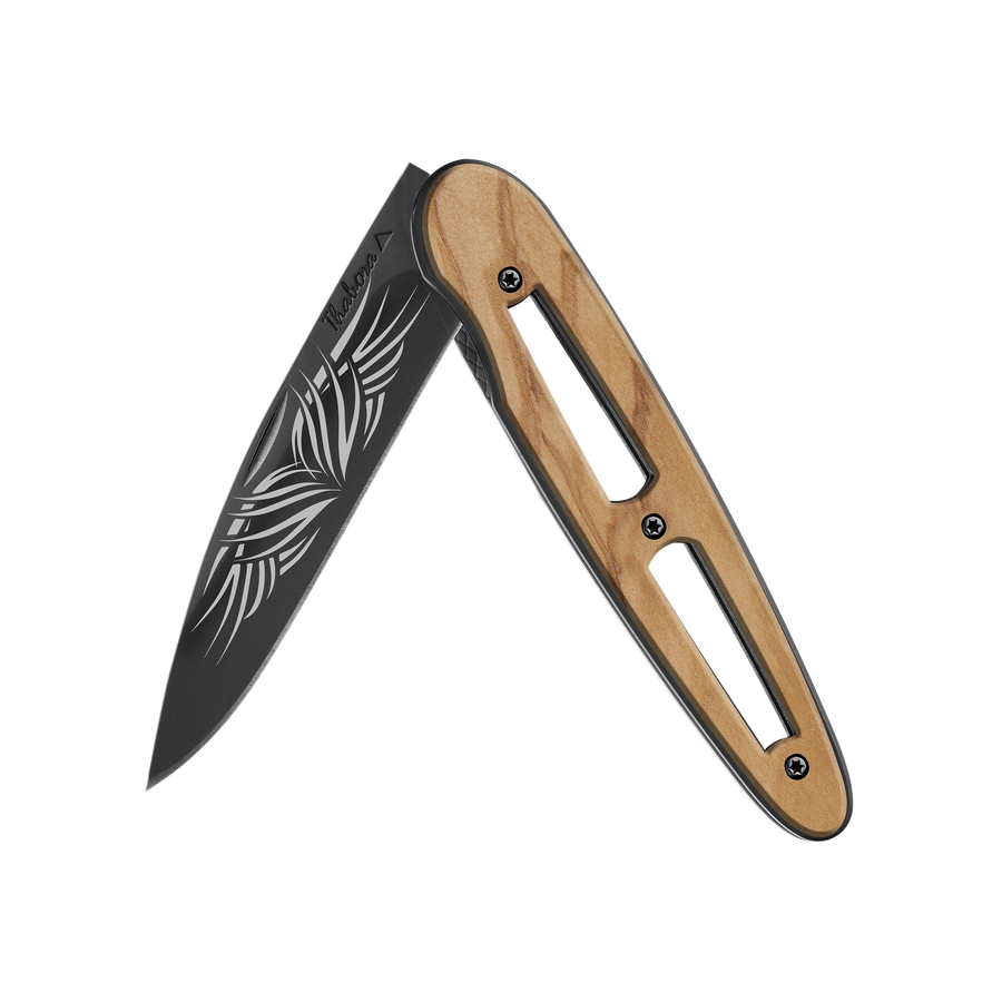 Couteau acier finition titane noir plaquette ajourée bois clair motif «tribal»